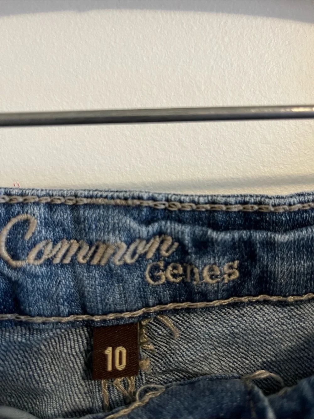 Common Genes Denim Jean Shorts Womens 10 Medium Wash Cuffed Raw Hem Stretch